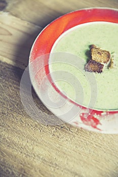 Broccoli soup with roasted bread
