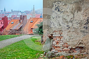 Rozbitá tehlová stena v starom meste