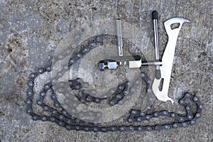 Broken chain has been used. With a chain removing device on the floor.