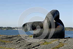 Broken chain monument