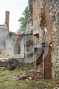Broken huis in Oradour sur Glane photo