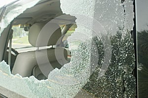 Broken rear glass in the car, accident risk