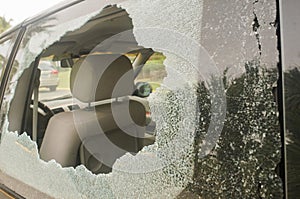 Broken rear glass in the car, accident risk