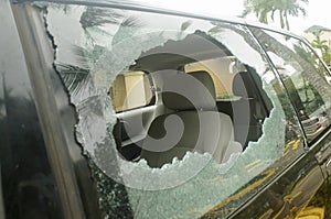 Broken rear glass in the car, accident risk