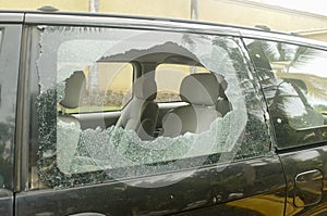 Broken rear glass in the car, accident risk