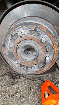 Broken tire bolt during driving