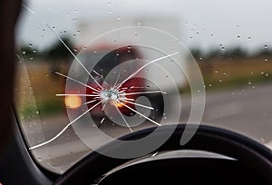 Roto parabrisas de auto. telarana de radialmente divide grietas sobre el parabrisas. roto auto parabrisas danado vaso 