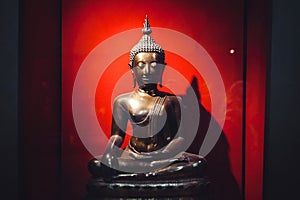 Bronse buddha statue