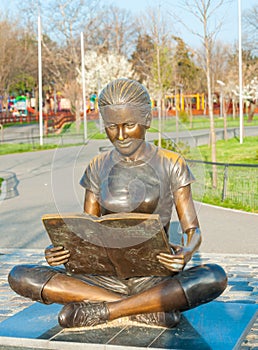 Bronz statue of a children reading a book