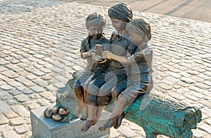 Bronz statue of three children with a turtle