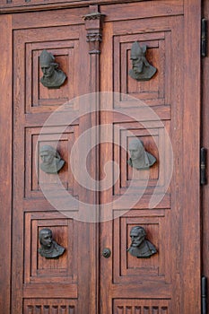 Bronze heads on the door of the Mariacki