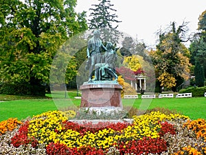Bronze monument to Strauss