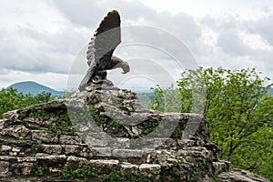 The bronze sculpture of an eagle fighting a snake on a Mashuk mo