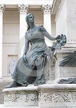 Bronze sculpture of the young girl