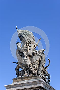 Bronze statue front of Capitolio