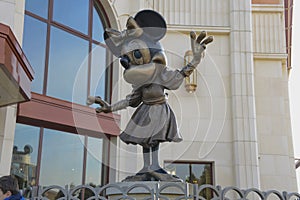 Bronze statue of Minnie Mouse in Disneyland, Paris