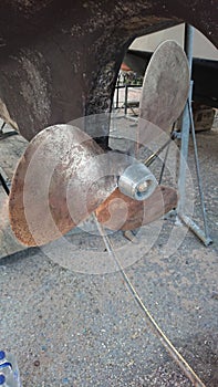 Bronze yacht propeller and new anode