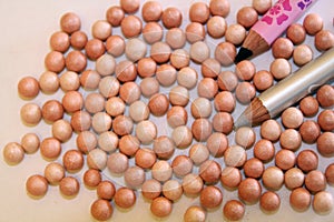 Bronzing pearls and eyeliners