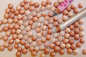 Bronzing pearls and eyeliners