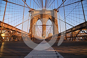 Puente sobre el amanecer nuevo la ciudad 