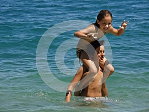 Hermano a hermana sobre el el mar 