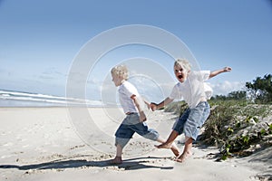 Hermanos sobre el Playa 