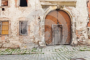 Hnědé staré rustikální seschlé dřevěné dveře