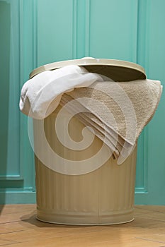 Brown retro laundry bin