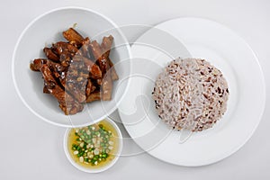 Brown rice and stir fried pork with soy sauce (1)