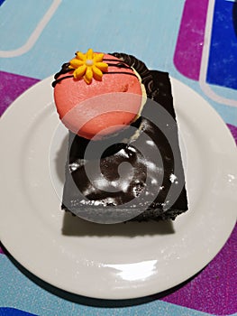 Brownies with macaroons