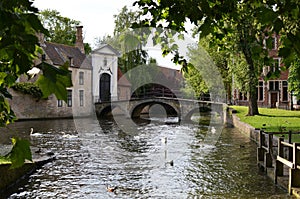 Brujas Bélgica junio 14 2019 puente a través de a entrada puerta sobre el diez 