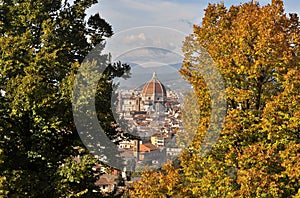 Brunelleschi dome in Florence between the autumn trees