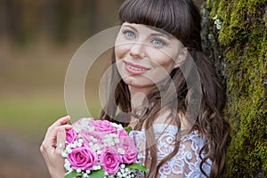Brunette bride, roses bouquet, close up