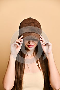Bellissimo bruna una donna marrone pelle scamosciata cappelli 