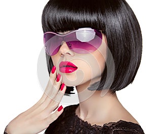 Brunette Model in fashion sunglasses. Beautiful glamour woman wi