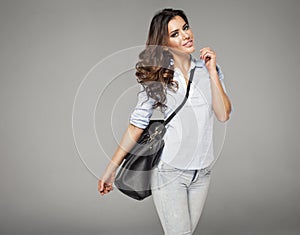 Brunette woman carrying handbag