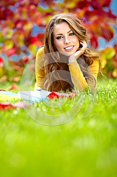 Brunette woman reading a book