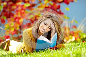 Brunette woman reading a book