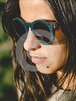 Brunette woman with sunglasses