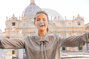 Bruna una donna è un un sorridente 