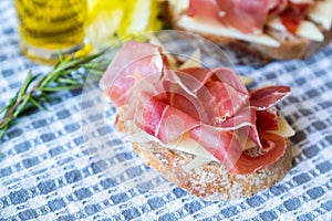 Bruschetta with gruyÃÂ¨re cheese and parma ham