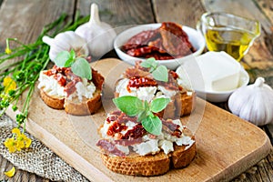 Bruschetta with sun-dried tomatoes, goat cheese and basil