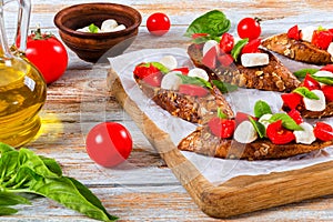 Bruschetta with tomatoes, mozzarella and basil on rye baguett