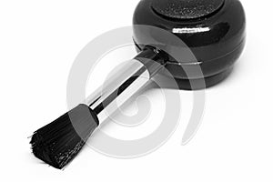 Brush with bellows for cleaning lenses