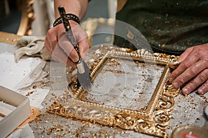 Brushing a frame during the gilding process tecnique