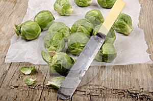 Brussel sprout before cleaning on kitchen papier