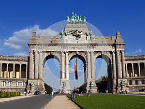 Brussels landmark arch with people