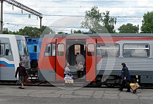 Passengers boarding in the RA-1 rail bus at Bryansk station.