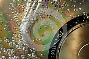 Bubliny na poškodené kompaktný disk povrch. makro abstraktné štruktúrovaný 