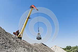 Bucket of the river crane during operation